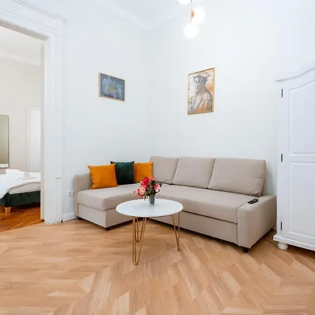 De Lux Central, P-ta Matei Corvin * Cluj-Napoca
