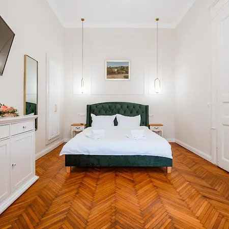 De Lux Central, P-ta Matei Corvin *