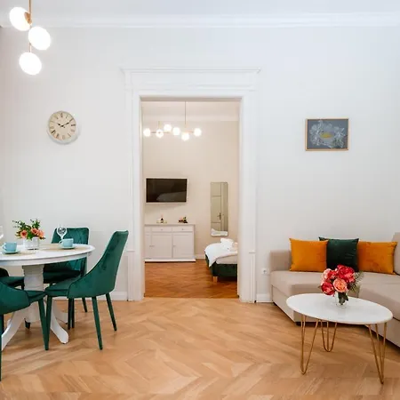 De Lux Central, P-ta Matei Corvin * Cluj-Napoca