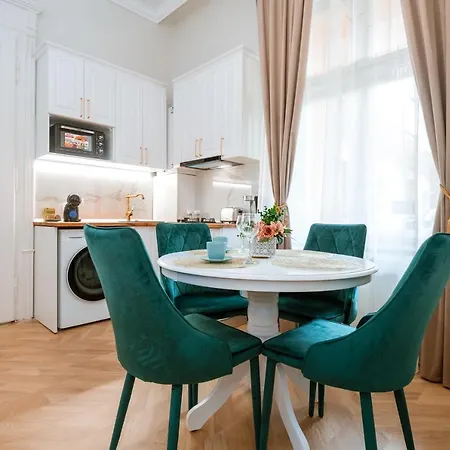 De Lux Central, P-ta Matei Corvin * Cluj-Napoca