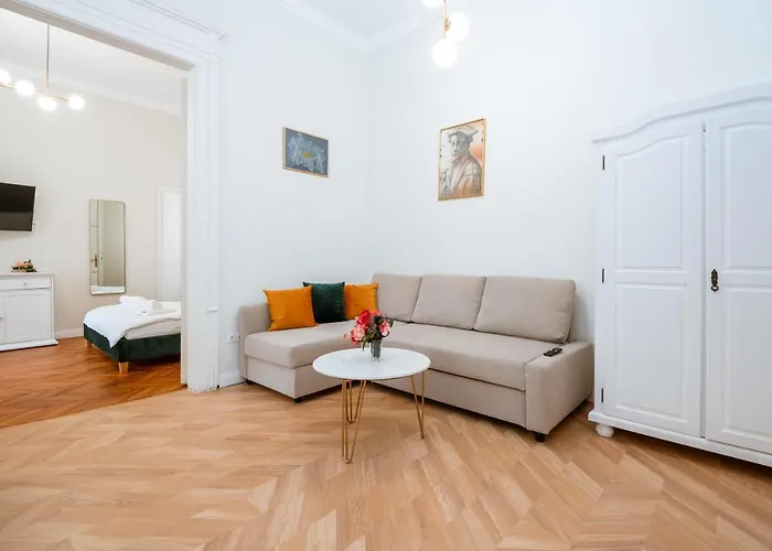 De Lux Central, P-ta Matei Corvin * Cluj-Napoca