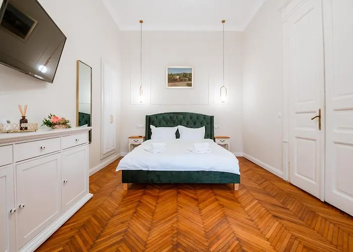 De Lux Central, P-ta Matei Corvin *