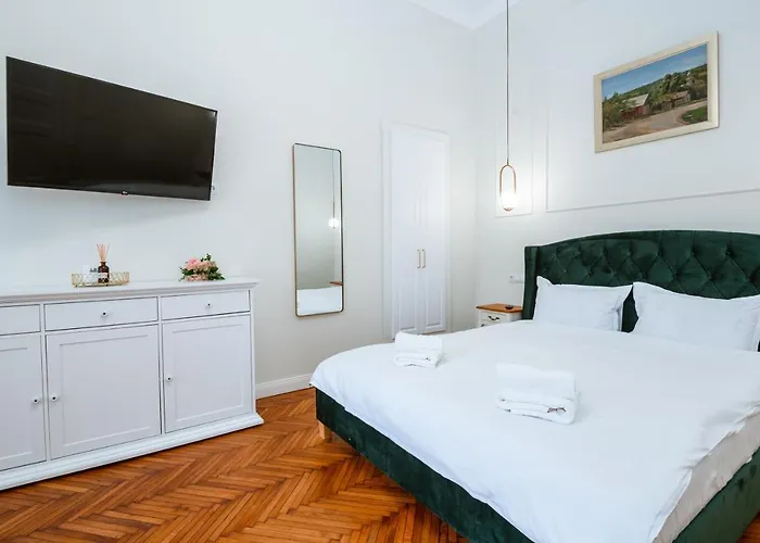 De Lux Central, P-ta Matei Corvin *